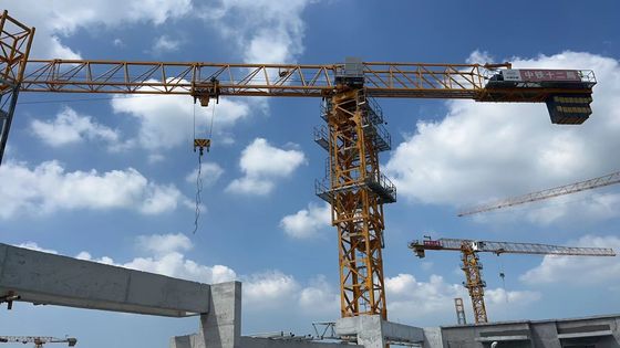 7025 12 Tonnen QTZ250 Gebraucht Turm Kran mit 70m Jib und L68 Mast Made in 2021 Jahr